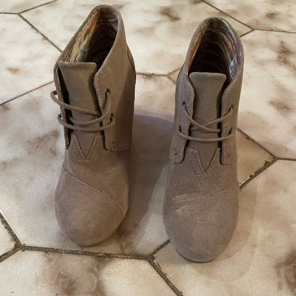 TOMS wedge shoe. Barely worn. Size 5